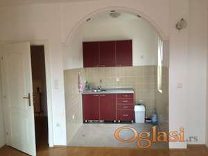 Novi Sad - Slobodana Bajića - jednoiposoban stan prazan sa kuhinjskim elementima - useljivo 01.12.2025. - 300 eura